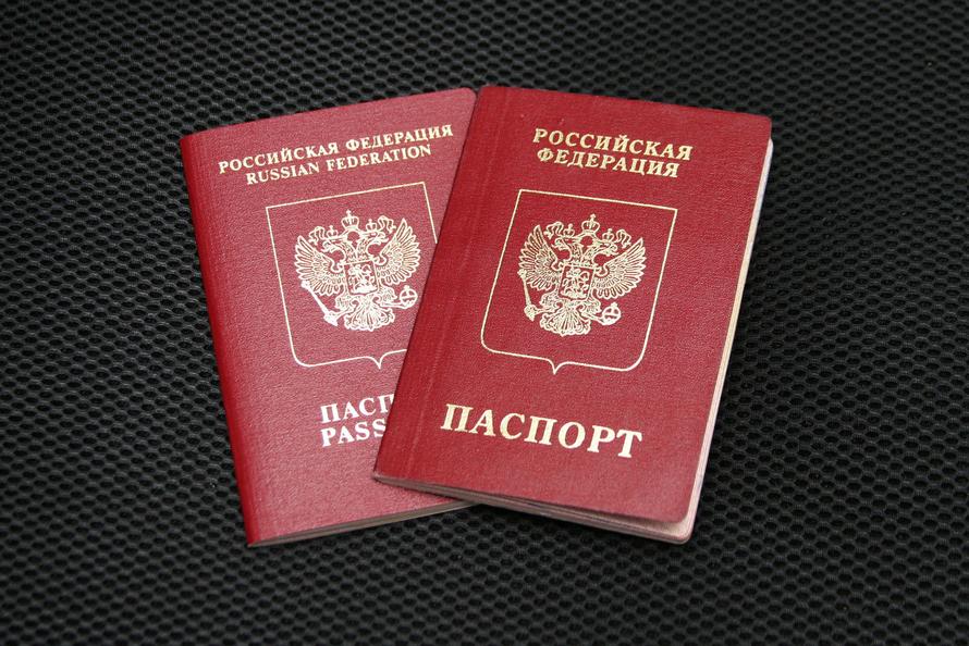 Правда ли, что загранпаспорт изымут из-за смены названия города? Отвечает юрист