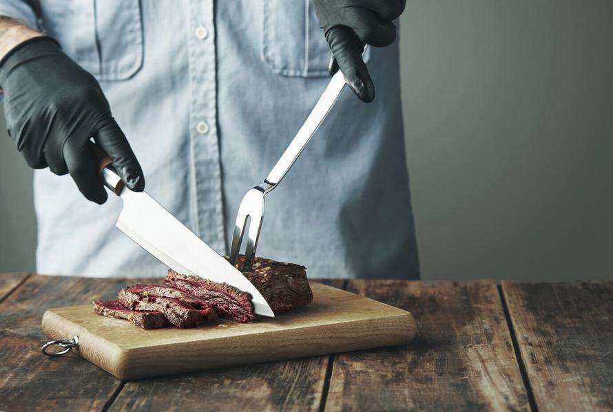 Чем опасен «мясной клей» и в каких продуктах он содержится? Пояснила врач