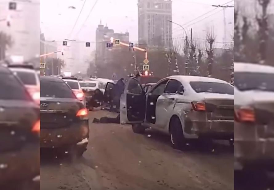 На Урале четырёх парней вытащили из машины и положили лицом в грязь. И вот за что