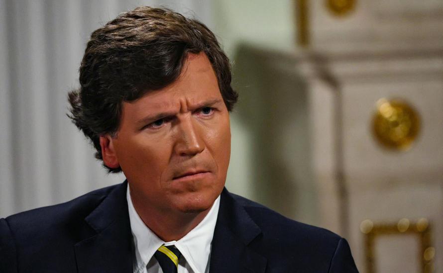 Соцсети заполонили мемы о Такере Карлсоне, взявшем интервью у Путина. Обзор