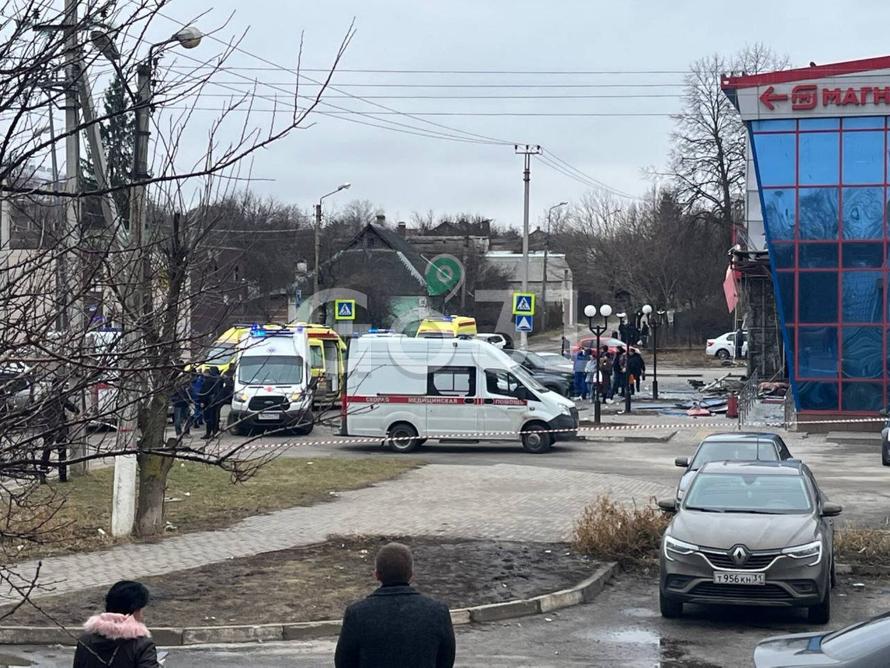 Торговый центр в Белгороде попал под обстрел. Сообщается о погибших и пострадавших