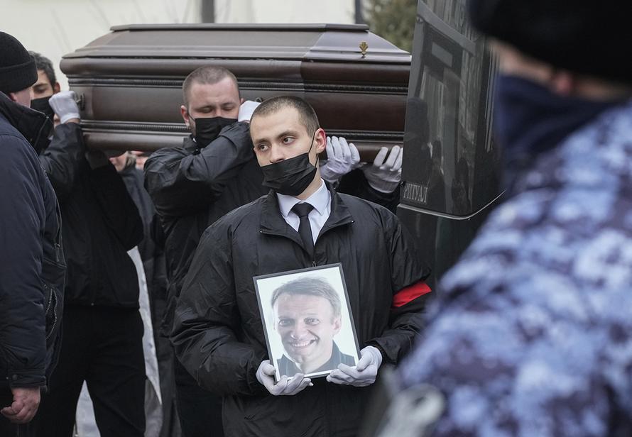 Алексея Навального* похоронили на Борисовском кладбище в Москве