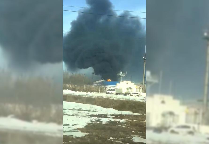 Крупная российская нефтебаза загорелась из-за атаки дрона. Видео