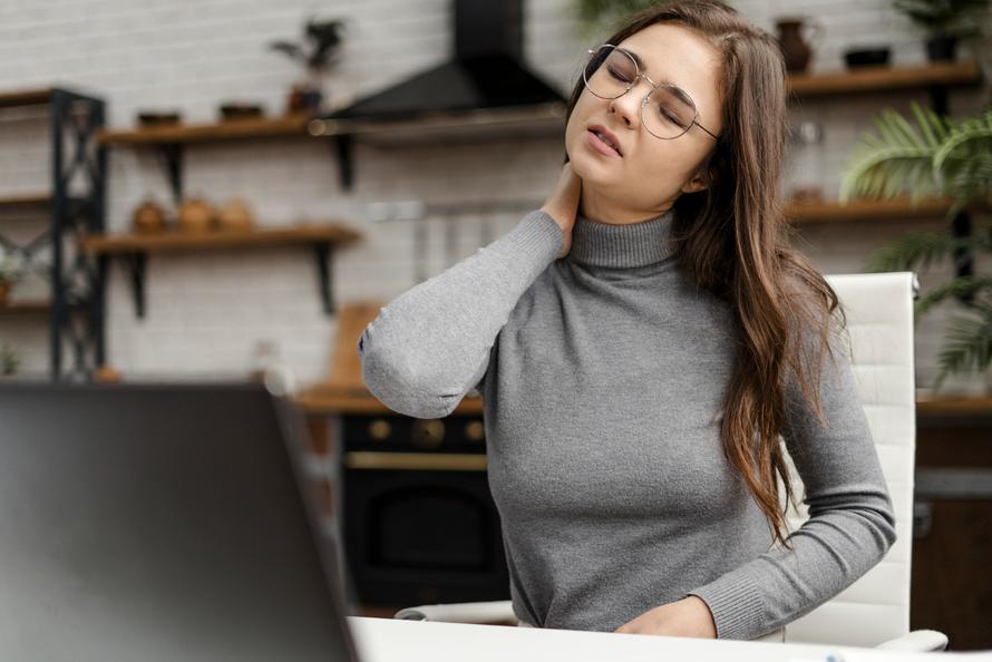 Почему болит шея? Виноваты 5 привычек
