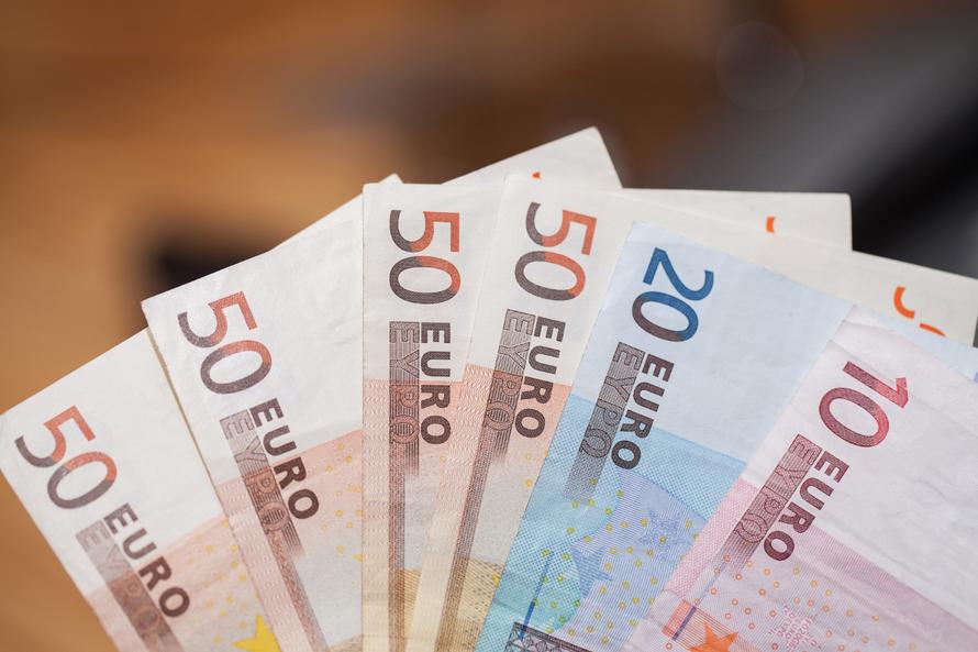 Евро взлетел выше 100 рублей. Что происходит с курсом
