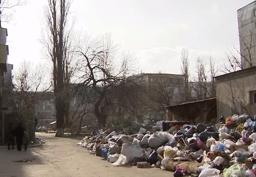Российский город завалило мусором после задержания трудовых мигрантов. Подробности