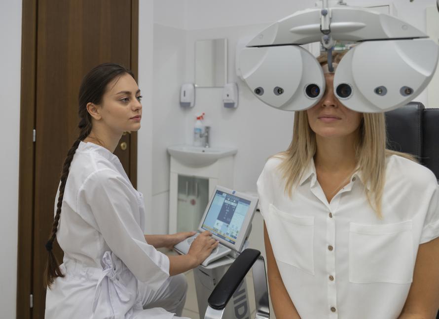 Как связаны мушки в глазах и отслойка сетчатки? Неутешительный ответ врача