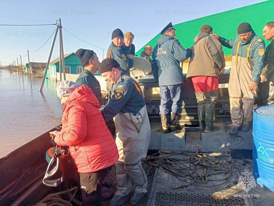 Российский город может уйти под воду из-за прорыва дамбы. Людей эвакуируют