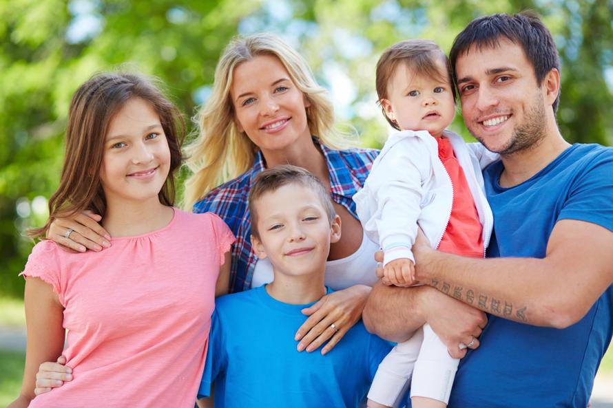 Многодетным родителям захотели урезать рабочую неделю. Что это даст?
