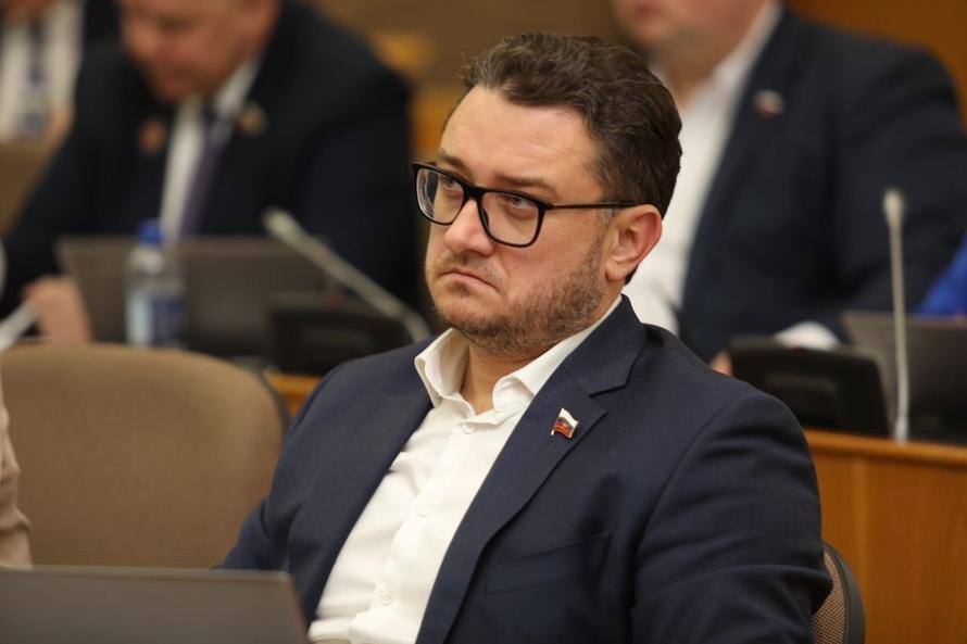 Отдыхал в Дубае во время СВО. Российский депутат сдал мандат после скандала
