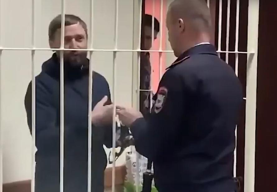 Блогер-сыроед, заморивший ребёнка голодом, получил срок. Подробности истории