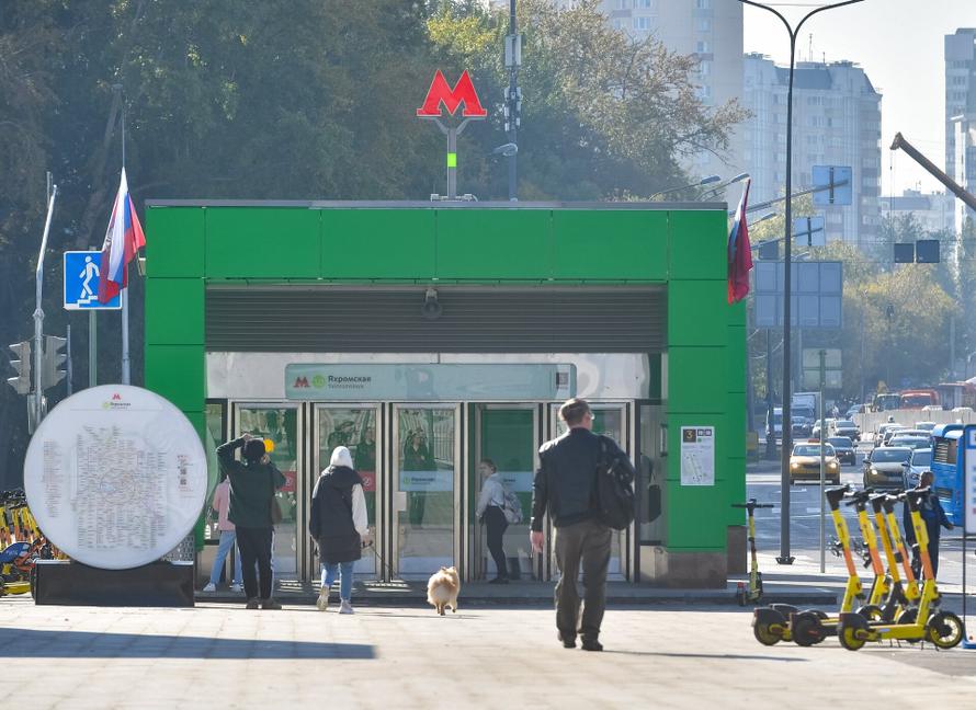 Москвичей припугнули наказанием за торговлю у метро. Что грозит нарушителям?