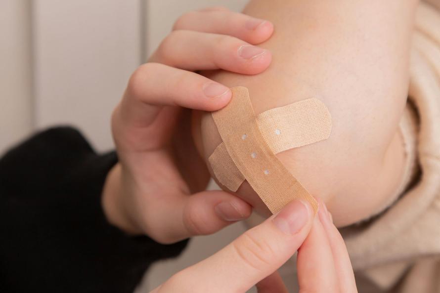 Медицинские пластыри могут вызвать рак и ожирение. Детали исследования