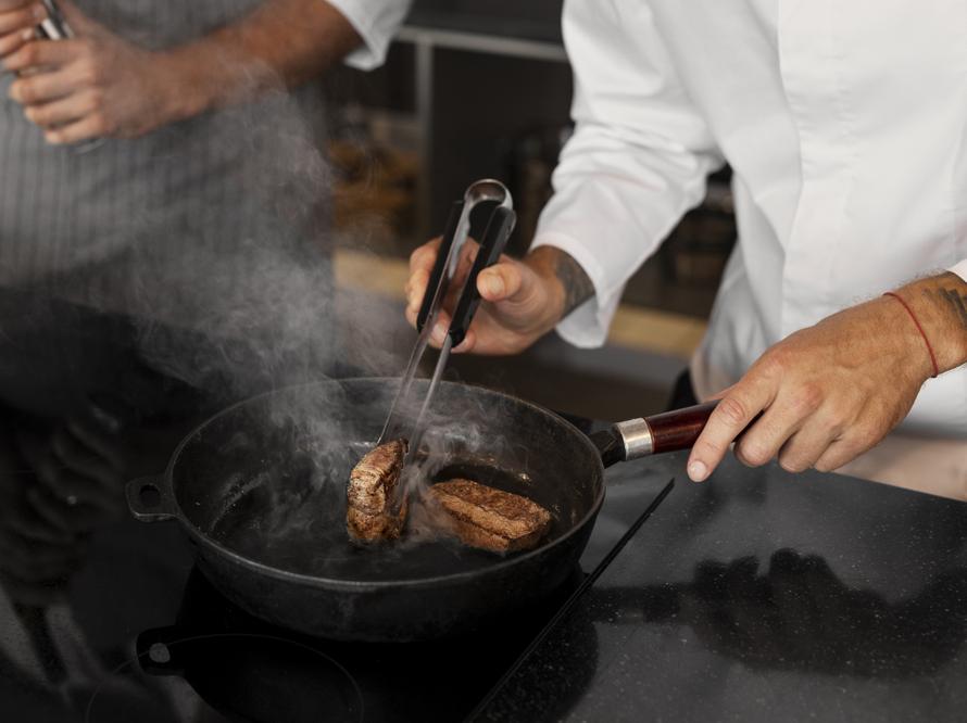 При какой температуре готовить мясо, чтобы в нём не осталось бактерий? Подсказали в Роскачестве