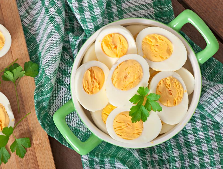 Врач назвала продукты, с которыми лучше не есть яйца. Как теперь без майонеза?