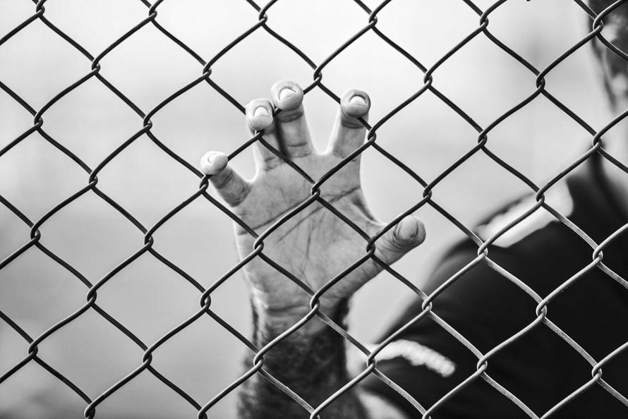 Пятилетка за два года. Пара общественников незаконно зарегистрировала 1000 мигрантов за месяц