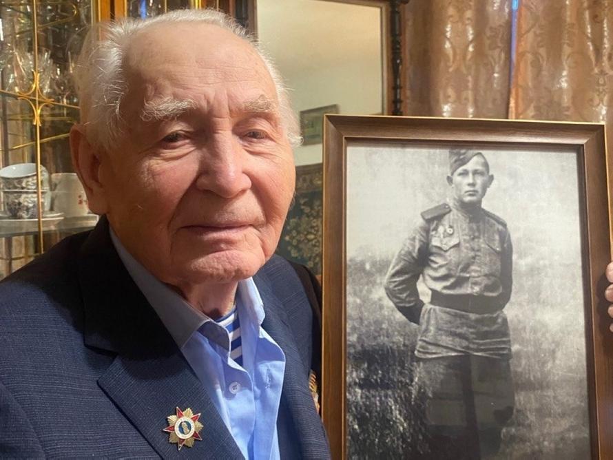 Чиновники не дали 98-летнему ветерану попить воды на параде, чтобы не портить картинку на ТВ