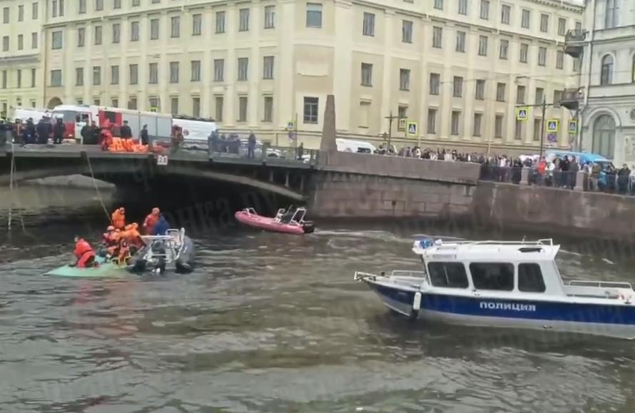 В Петербурге затонул автобус с пассажирами. Что известно