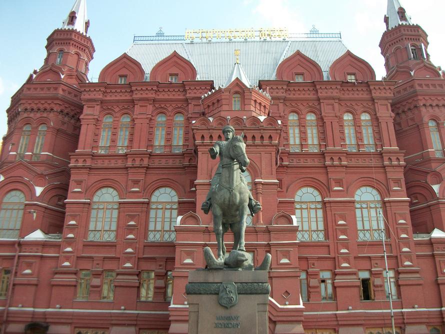 Российских медсестёр посадили в СИЗО за три буквы на памятнике Жукову. Что они написали
