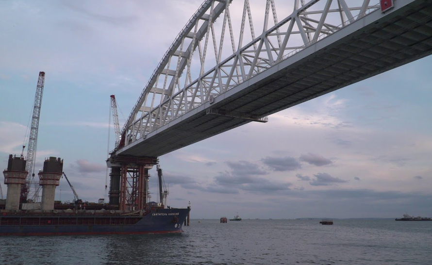 Вода в Чёрном море и под Крымским мостом оказалась загажена пластиком. От него гибнут дельфины