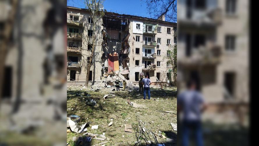 В Луганске после обстрела рухнул подъезд жилого дома. Больше 20 человек пострадали
