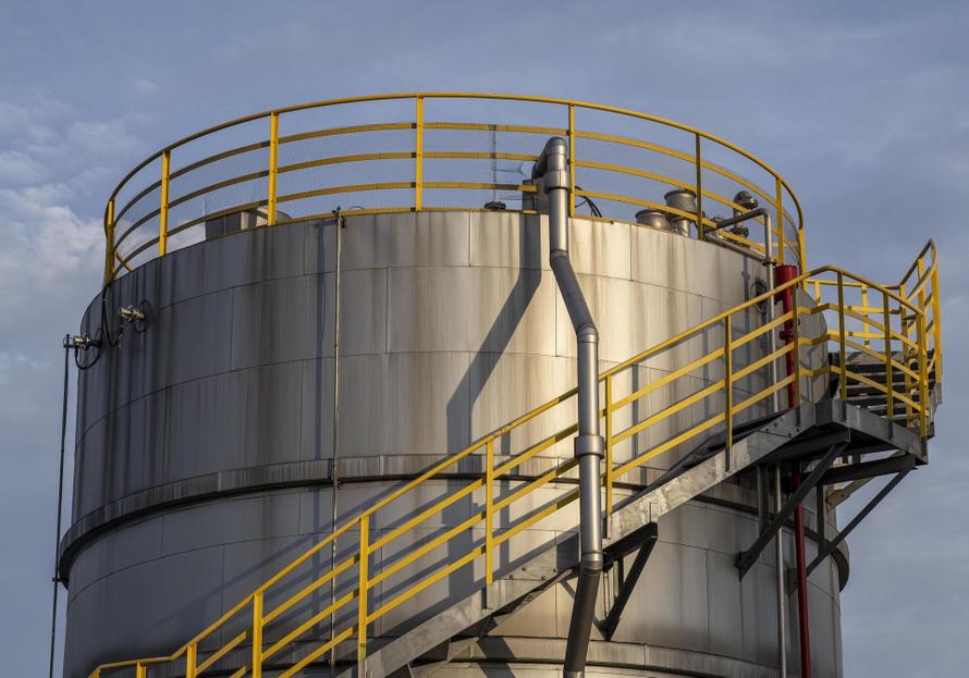Резервуары с нефтепродуктами загорелись после атаки дронов в Азове. Есть ли угроза для жителей