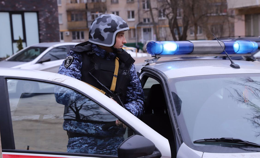 Пляски на козырьке военкомата. В российском городе проводы в армию закончились дебошем и стрельбой
