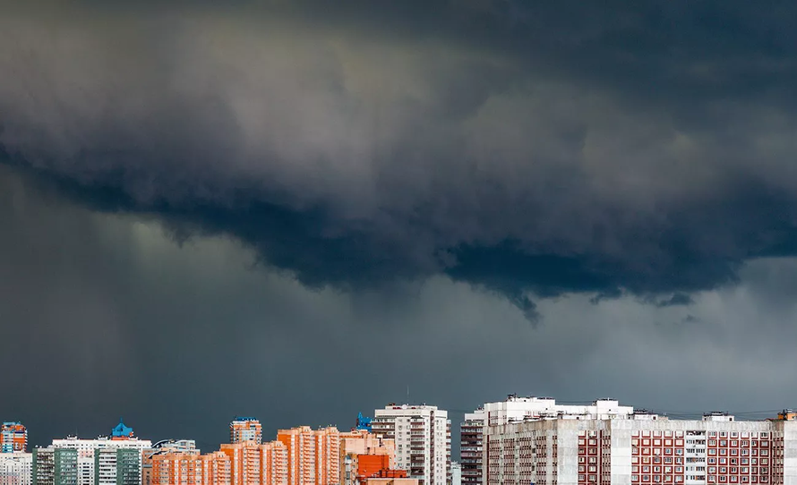 «Орхан» надвигается. Бешеный ураган с грозой и ливнями скоро накроет Москву