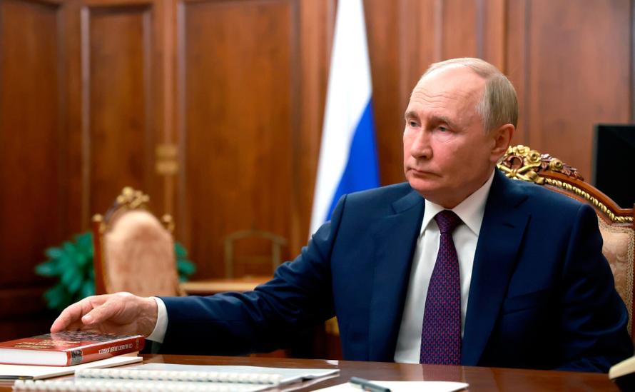 Путин распорядился выплатить контрактникам по 400 тыс. рублей. Как их получить