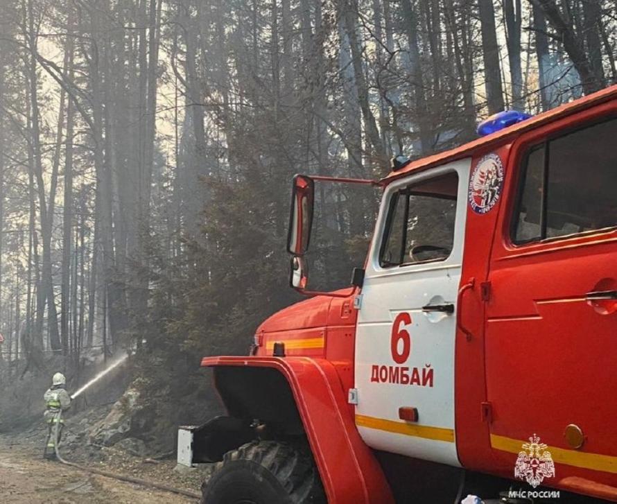 В Домбае эвакуировали сотни туристов из-за мощного пожара. Главное