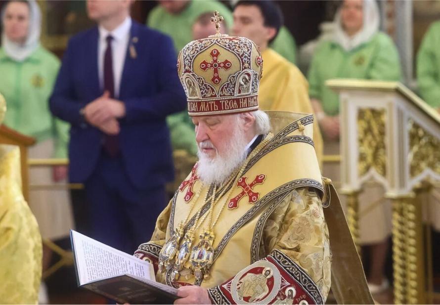 Патриарха Кирилла под руки увели с богослужения. Что случилось