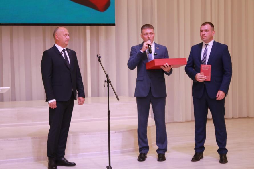 Российскому мэру на инаугурации подарили кнут и пряник. Он придумал им применение