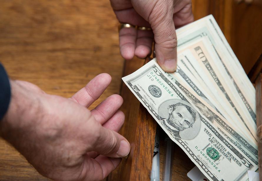 Доллары стало сложнее продать. Почему банки начали отказывать россиянам в сделках с валютой