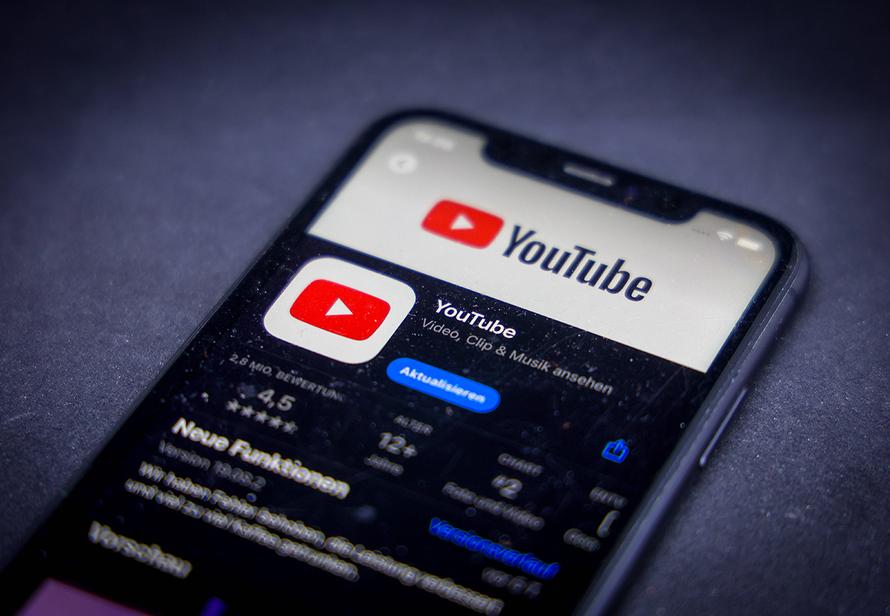 Пропали платные подписки: YouTube внезапно стал блокировать аккаунты россиян. Что уже известно