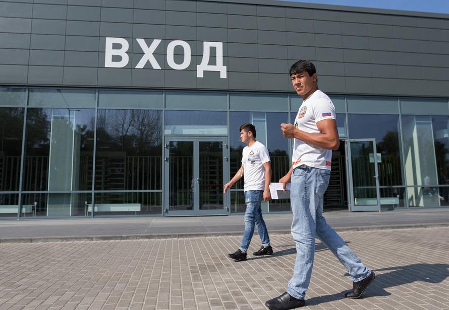 Мигрантам хотят запретить работать сразу в 41 сфере в одном из российских регионов. Кто ещё выступил за такие запреты