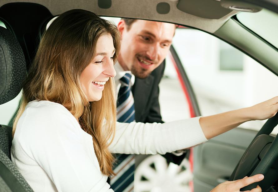 Деньги за навязанные в автосалоне допуслуги можно вернуть. Юрист объяснил, как это сделать