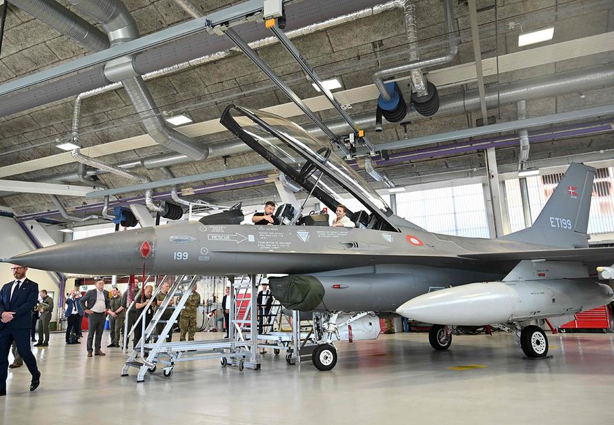 В НАТО разрешили Украине бить истребителями F-16 по России. Какие регионы под угрозой