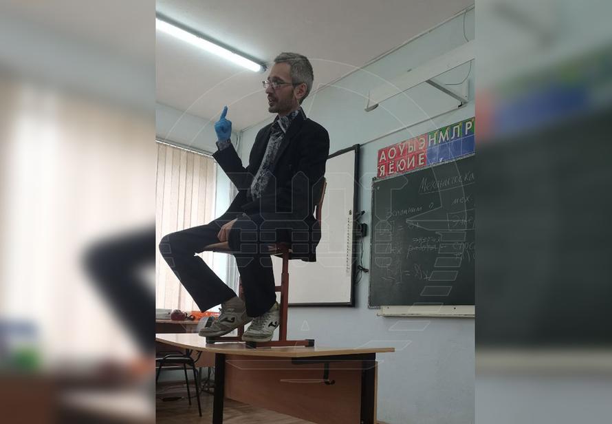Гавкает, скачет по партам и читает рэп: в Красноярске появился физик-квадробер. Что известно
