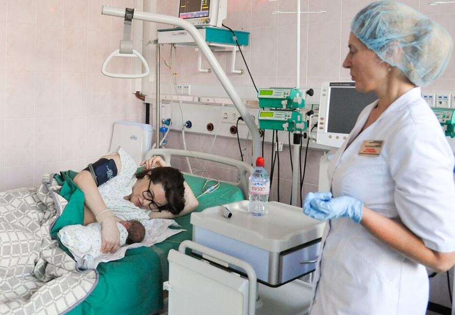 «Патриот с рождения». Новорождённых в России захотели одевать в триколор по ГОСТу