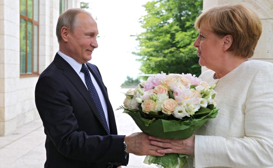 Меркель рассказала, как Путин «пугал» её собакой и опоздал на саммит. Что ответили в Кремле