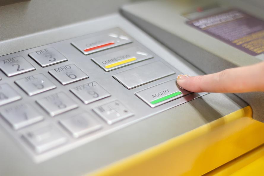 Часть банкоматов Т-банка перестанут принимать Visa и Mastercard с 1 января. Что сказали в банке