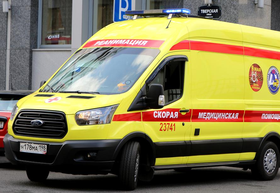 Спасатели эвакуировали из дома в больницу петербуржца весом больше 300 кг. Как это было