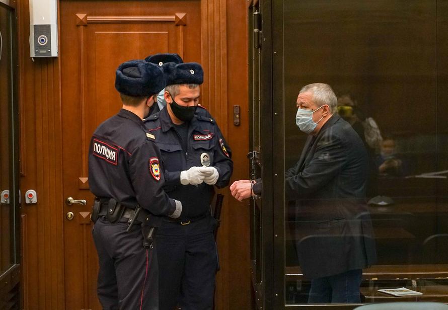 СМИ: Михаилу Ефремову грозит штрафной изолятор. Что нарушил артист в колонии