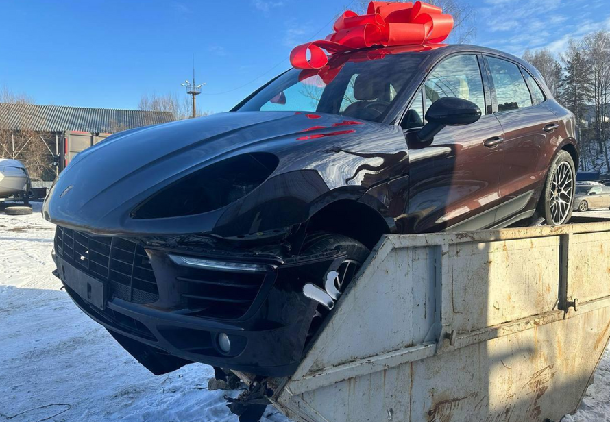 Россиянин выбросил Porsche в мусорный контейнер. Всё из-за капризов жены