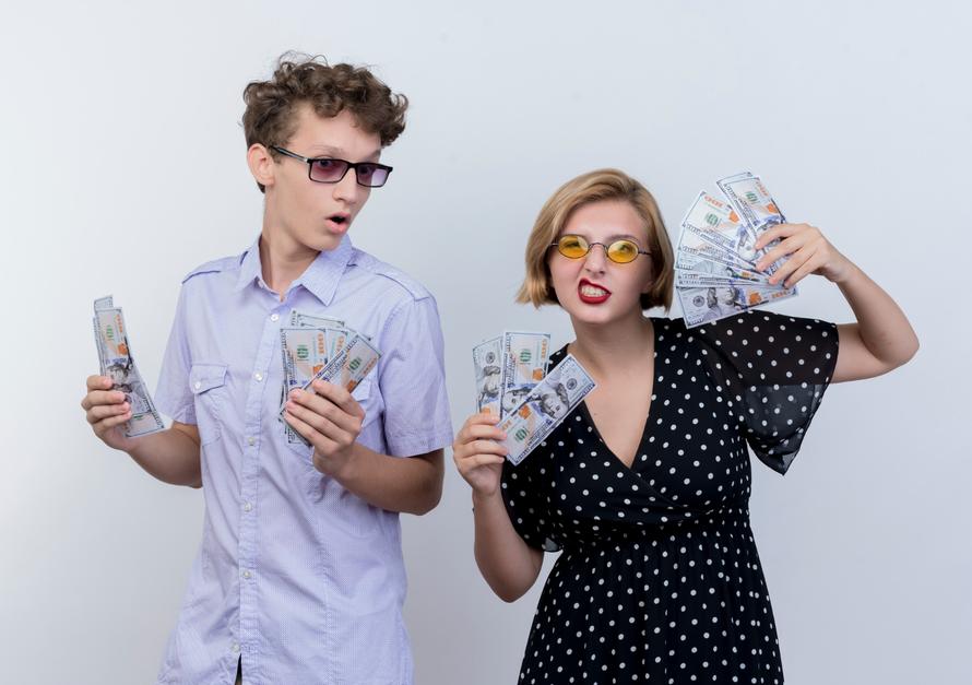Учёные выяснили, кто щедрее — женщины или мужчины. Вот какой ответ они получили