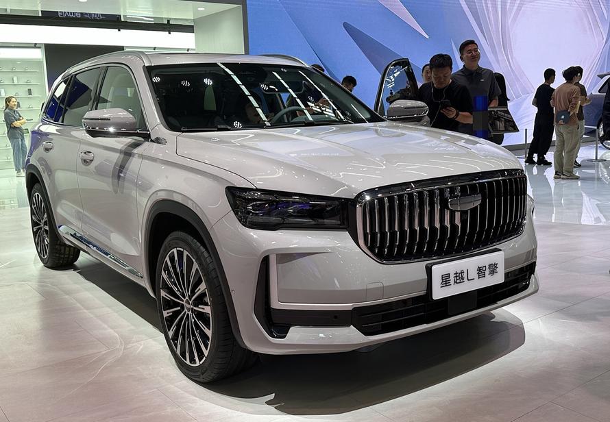 Владельцы Geely Monjaro пожаловались на неработающие подушки безопасности. Что ответил дилер