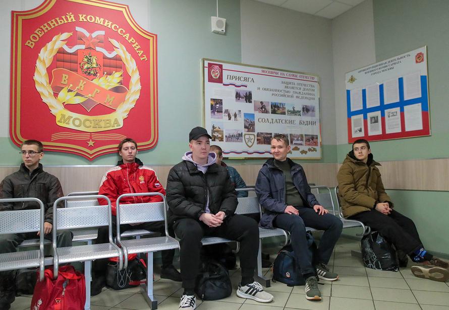 В России одобрили новые штрафы за несообщение военкомату о переезде. Что нужно знать