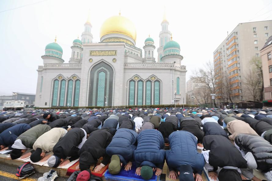 В Москве тысячи мусульман пришли к мечетям на Ураза-байрам. В городе ограничено движение транспорта