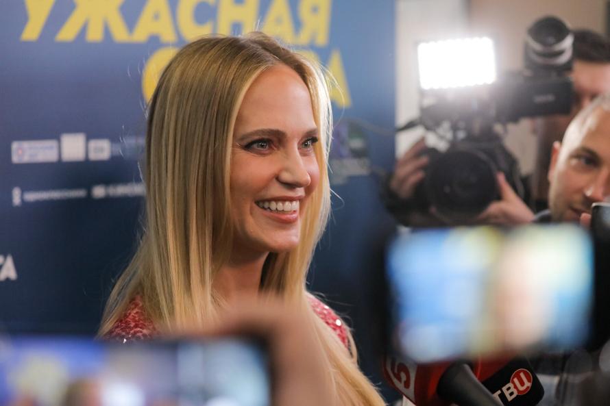 Певица Глюкоза показала фанатам новый альбом и кое-что ещё. Подробности пикантной презентации