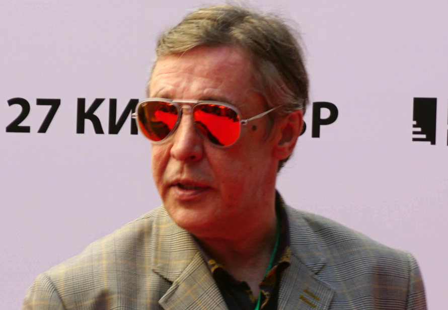 Актёр Михаил Ефремов вышел из тюрьмы. Что он обязан делать и какие планы строит